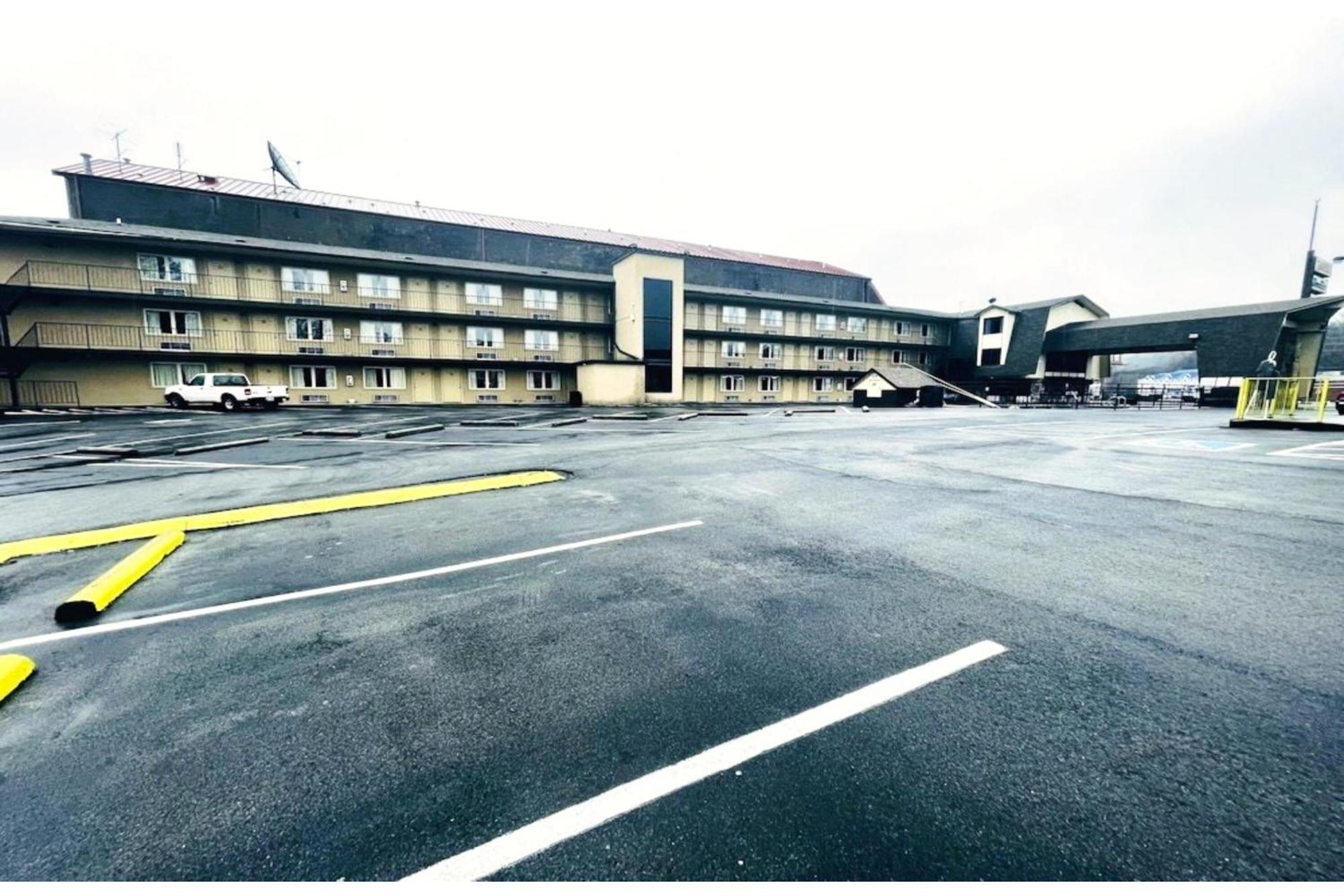Tennessee Mountain Lodge Riverside By Oyo Pigeon Forge Exterior photo